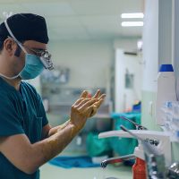 Dr-Polo-Cirujano-de-mano-018